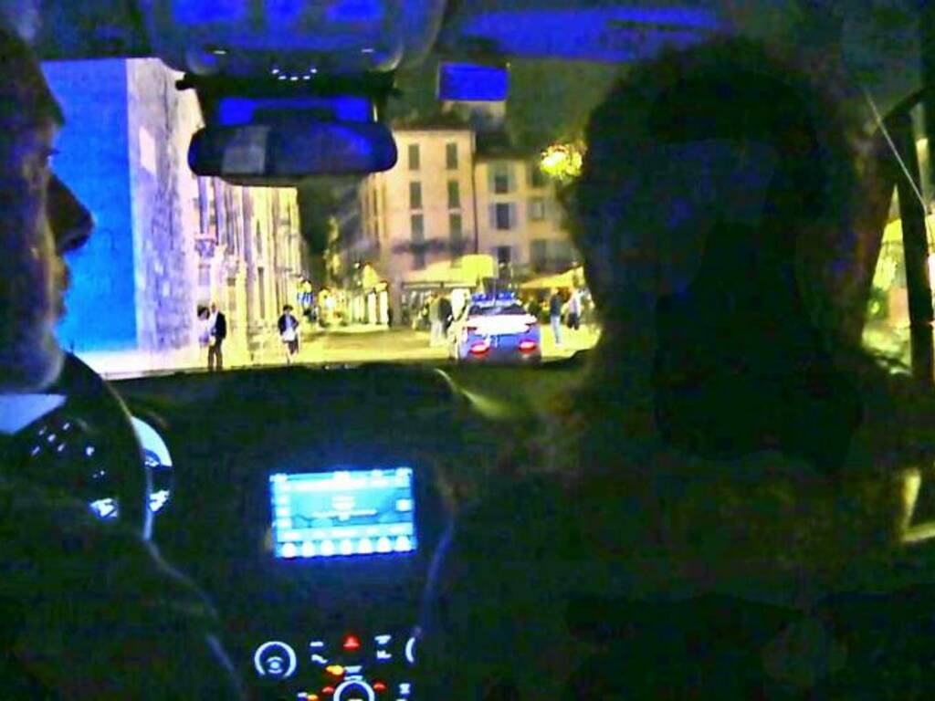 interno auto polizia notte centro como