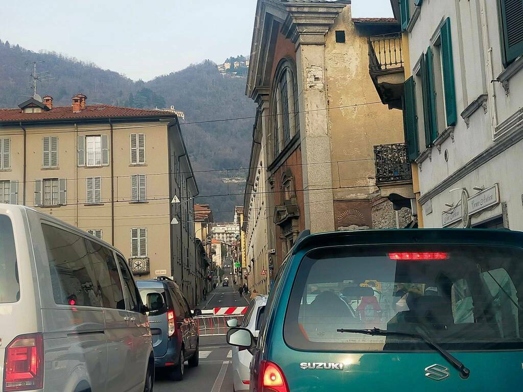 sbarre del passaggio a livello chiuse a lungo pomeriggio girone di como viale battisti