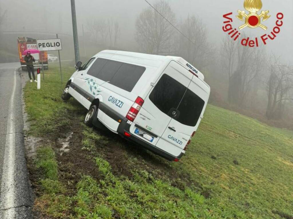 scuolabus fuori strada a gravedona per evitare impatto con altro mezzo recupero vigili fuoco