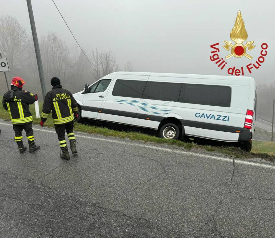 scuolabus fuori strada a gravedona per evitare impatto con altro mezzo recupero vigili fuoco