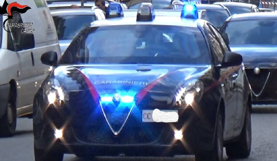 carabinieri di mariano comense generica auto di fronte