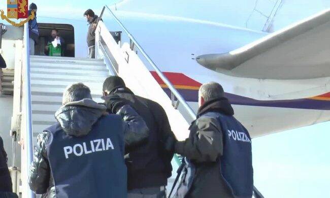 filippino espulso dall'italia per maltrattamenti moglie portato su aereo espulsione da italia