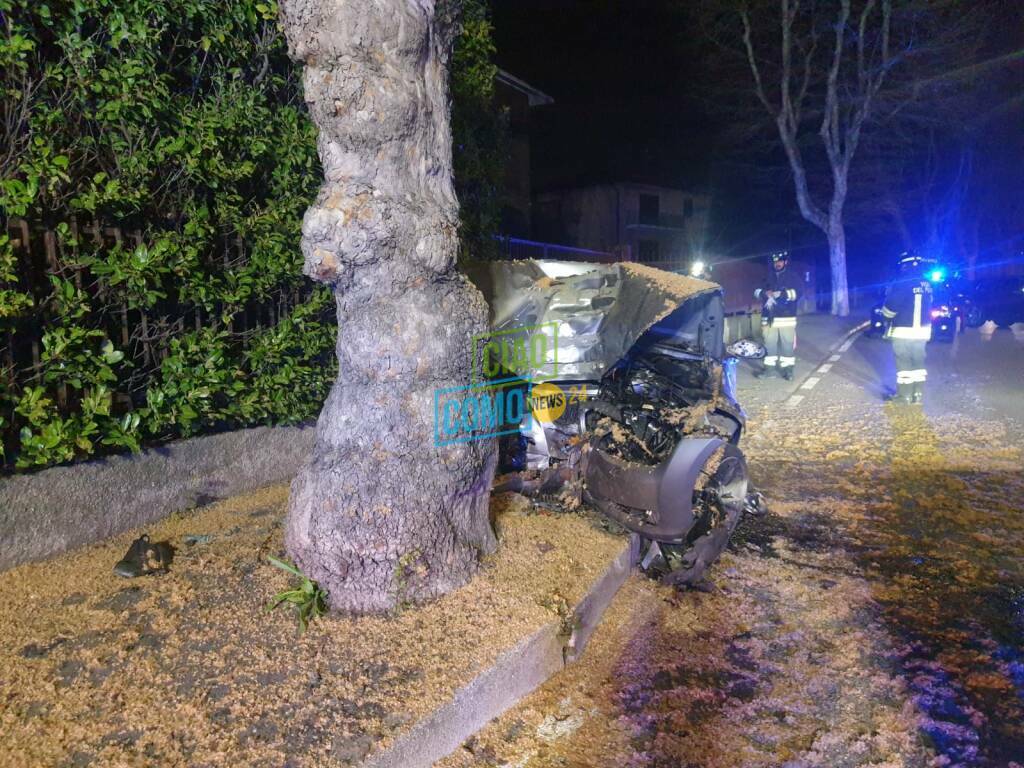 incidente auto nella notte prestino donna fuori strada con vettura e schianto contro albero via d'annunzio