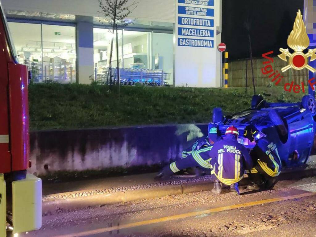 incidente vertemate auto si ribalta illesi gli occupanti