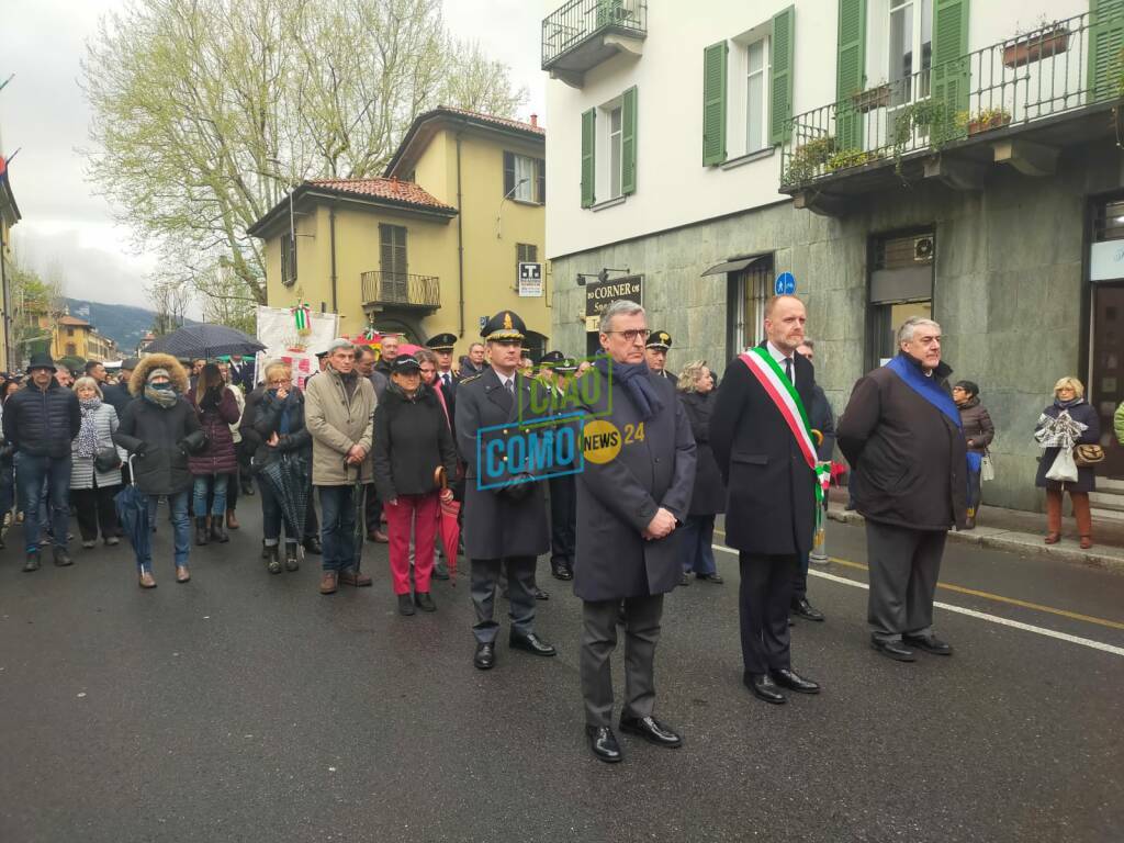 La solenne processione del venerdì santo sulle strade di Como: i fedeli e le autorità presenti