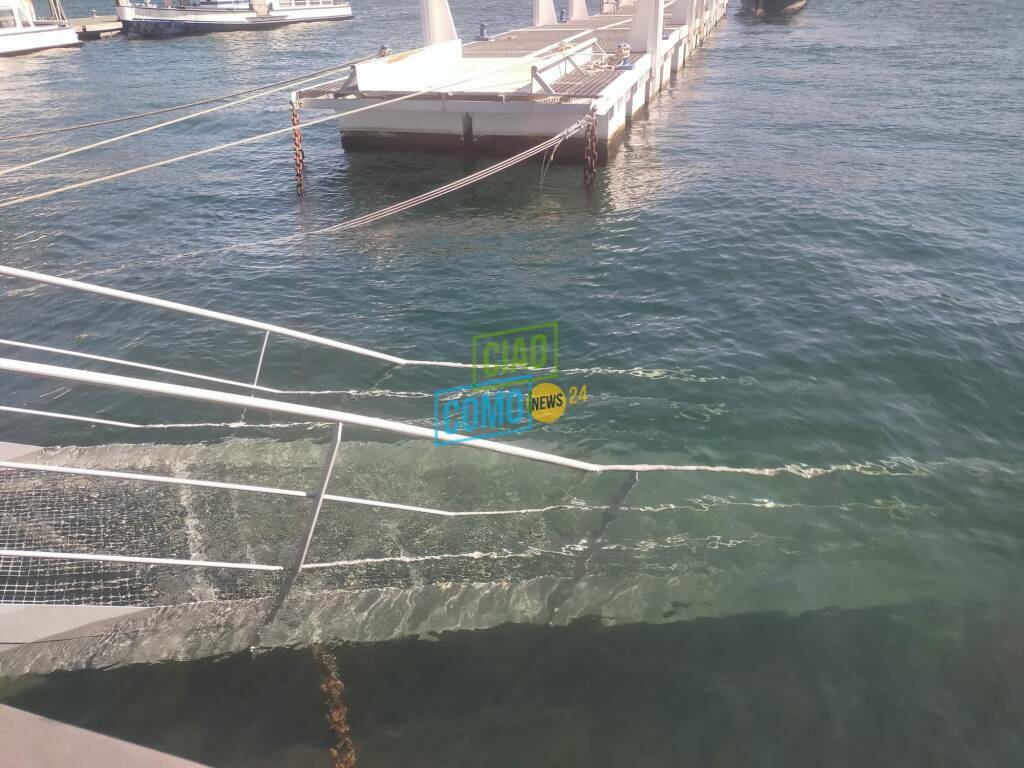danni vento a como strappato un pontile al Porto marina e diga foranea. 