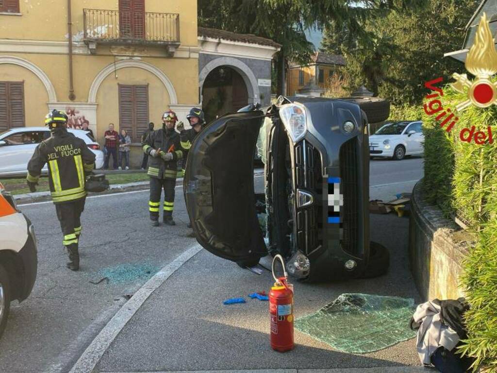 erba auto si ribalta corso 25 aprile soccorsi dei vigili del fuoco