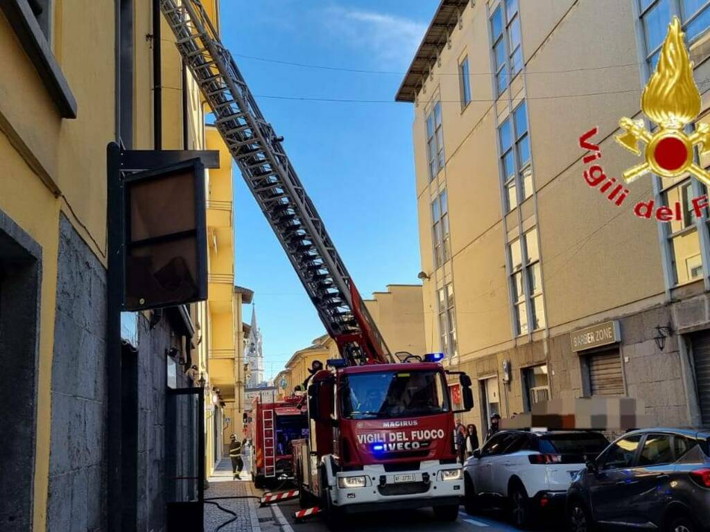 incendio tetto pizzeria kebab di cantù via Roma vigili del fuoco autogru mezzi