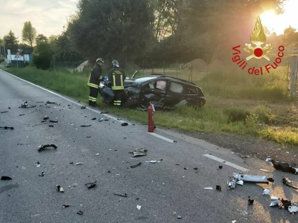 incidente novedratese auto fuori strada e nel prato dopo scontro