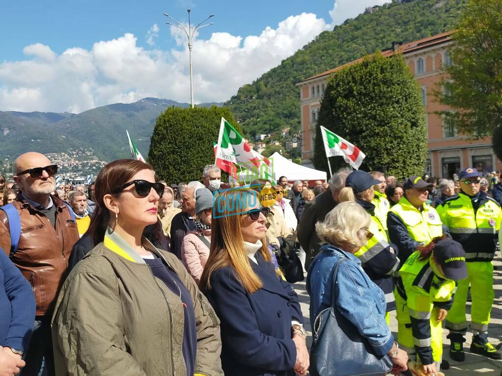 La cerimonia del 25 aprile in piazza Cavour a Como: le autorità ed i cittadini presenti