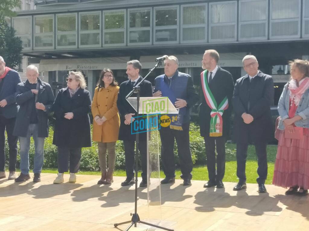 La cerimonia del 25 aprile in piazza Cavour a Como: le autorità ed i cittadini presenti