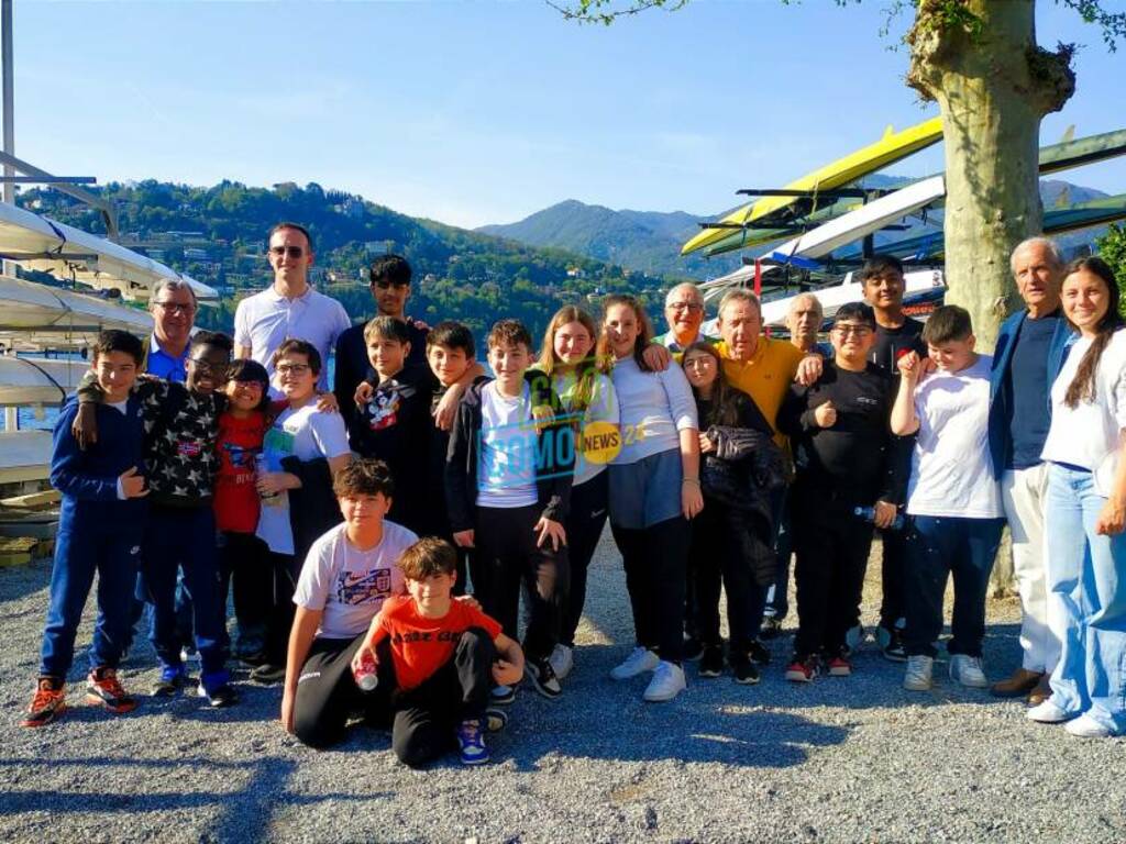 ragazzi centro ta tu in visita alla sede della canottieri lario foto di gruppo