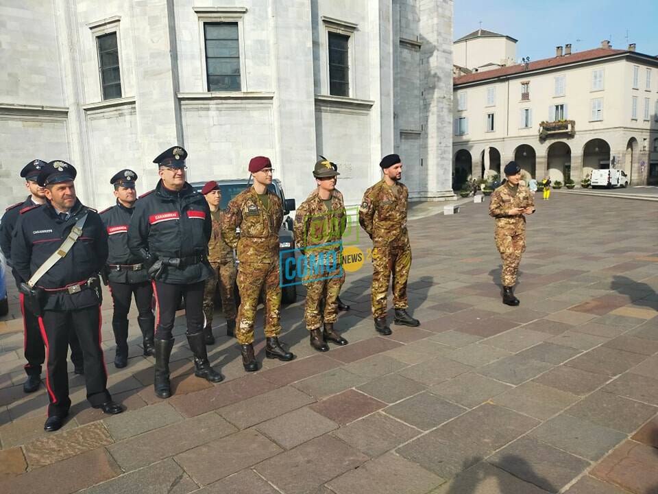 strade sicure a Como, arrivano nuovi militari saluto in piazza verde delle autorità