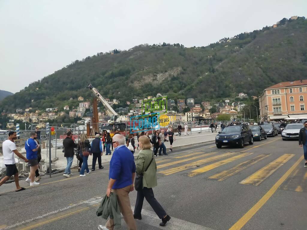 turisti a como oggi, boom da ogni parte code strada e per gelaterie piazza cavour e lungolago