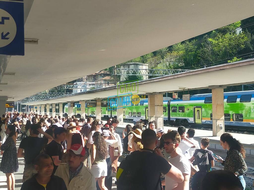 Una domenica di caldo e sole a Como: l'invasione dei turisti da tutte le parti
