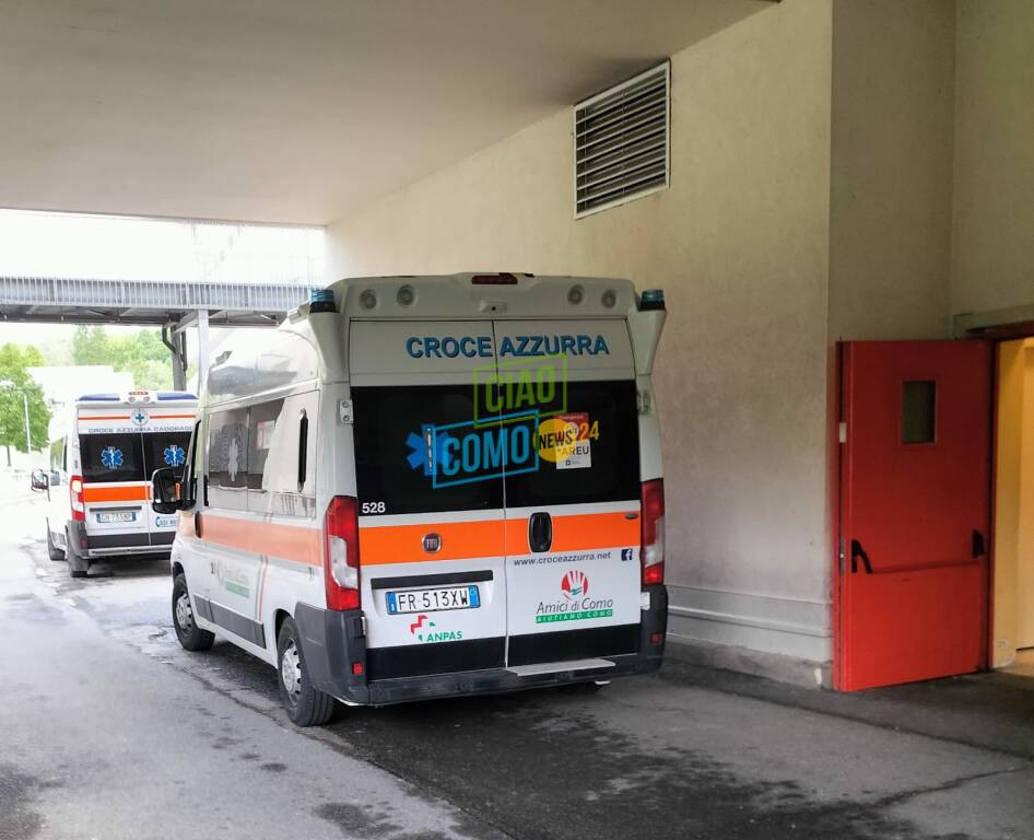 ambulanza esterno pronto soccorso del sant'anna di san fermo generico poer ricovero