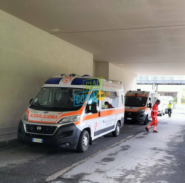 ambulanza esterno pronto soccorso del sant'anna di san fermo generico poer ricovero
