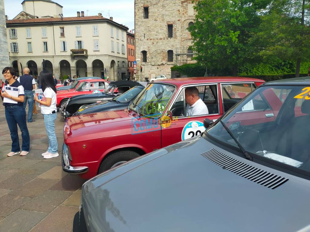 Le auto storiche in centro Como: ruote nella storia Como 2024 e Trofeo Classic lago di Como