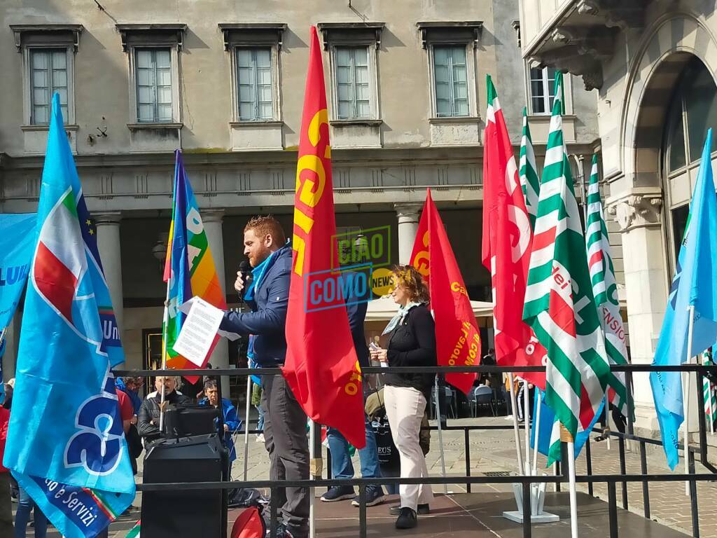 Primo maggio a Como: il comizio dei sindacati in piazza Grimoldi a Como, bandiere ed operai